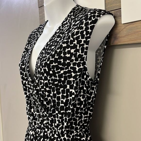 $228 BCBG MaxAzria Sleeveless V-Neck Black White Carmelle Faux Wrap Dress - Picture 6 of 7